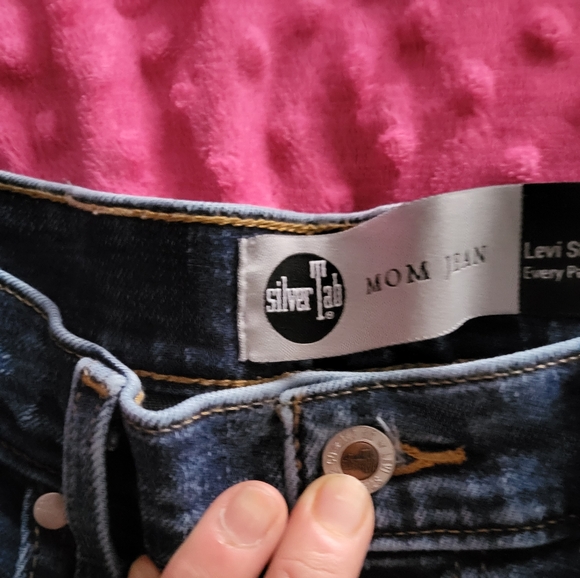 Silvertab Levi Mom jeans,size 30,length is 28-30 Perfect condition I have 2 pair - Picture 4 of 4
